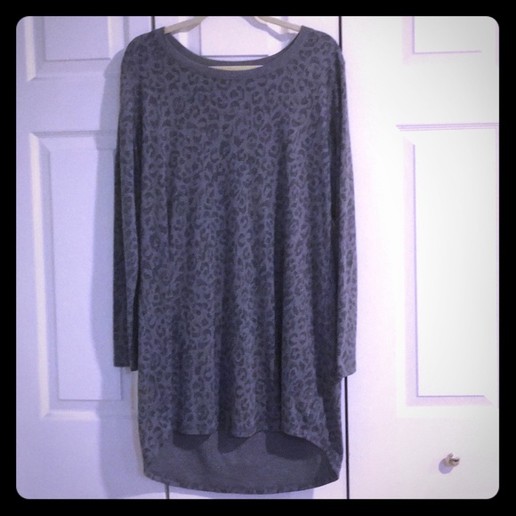 Gilligan & O'Malley Tops - Gilligan & Omalley Gray Leopard Tunic Slee…